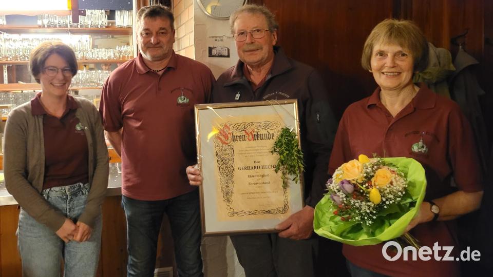 Das Bild zeigt (von links) die neue Vorsitzende der Eisstockfreunde Hohenthan, Theresa Weigl, Stellvertreter Berthold Kraus, Ehrenvorsitzenden und Ehrenmitglied Gerhard Hecht mit seiner Frau Rita Hecht. Bild: Eisstockfreunde Hohenthan/exb