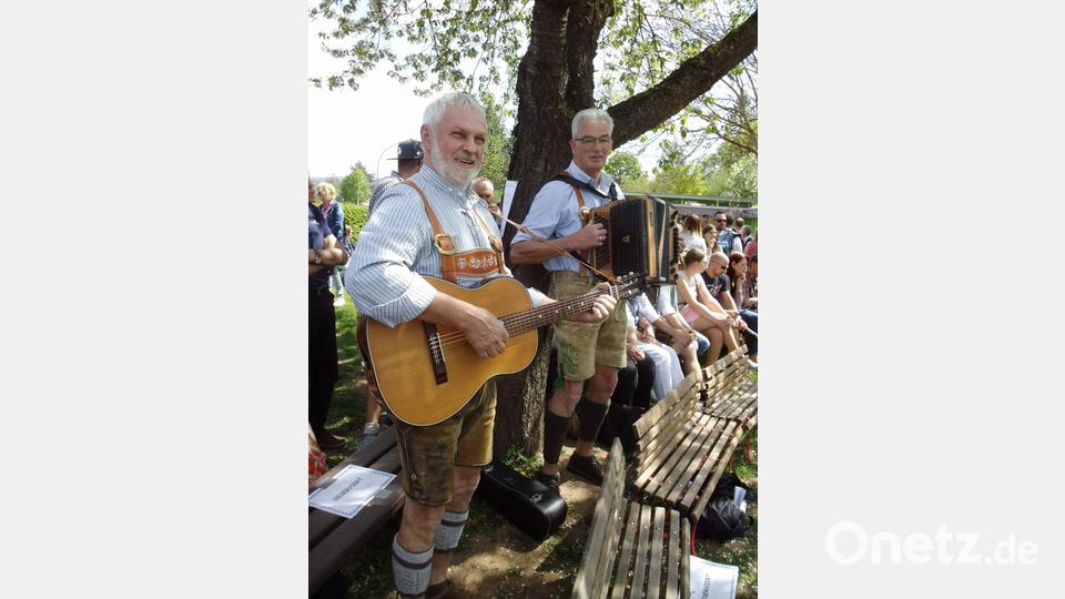 Für die musikalische Begleitung der Lieder und Tänze sorgten Franz Dolles (Quetschn) und Franz Birner (Gitarre). Bild: u