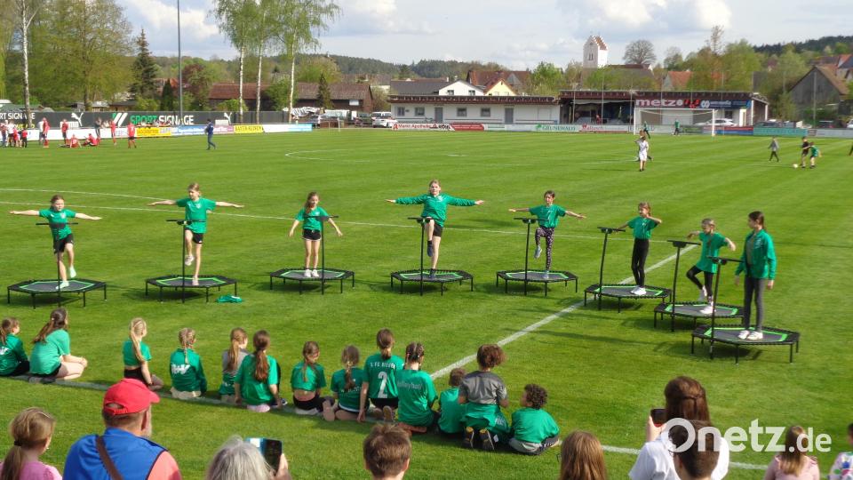 Die Jumping-Kids beeindrucken die Besucher der FC-Geburtstagsparty mit einer Trampolin-Einlage. Bild: gau
