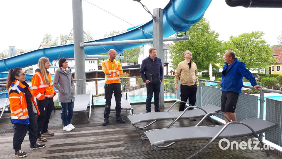 Auf dem Sonnendeck unter der Wasserrutsche sind die neuen Liegen, zur Verfügung gestellt durch den Freibad-Förderverein, bereits aufgestellt. Von links Hanife Yavuz, Kerstin Dietz, Andrea Ernstberger, Gerald Riederer, Hubert Siller, Bernd Sommer und Andreas Hoschek. Bild: pz