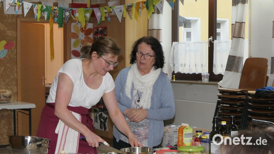 Christine Kraus (links) beim Kochkurs. Bild: ils