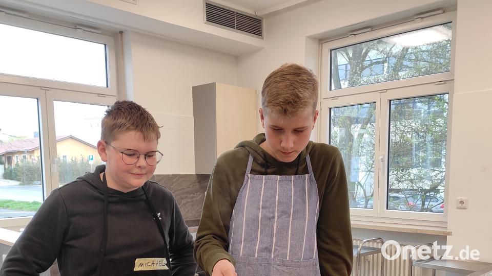 Florian Lindner (rechts) und Michael Hoffmann (links) zeigen ihr Können beim Frittieren. Bild: Mariya Ransberger/exb
