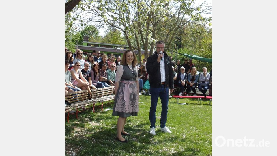 Nicht nur die stellv. Kita-Leiterin Laura Rustler (l.), auch Bürgermeister Hermann Falk (r.) lobten die engagierte Arbeit der St. Wolfgang-Erzieherinnen und die erfrischenden Darbietungen der Kinder. Bild: u
