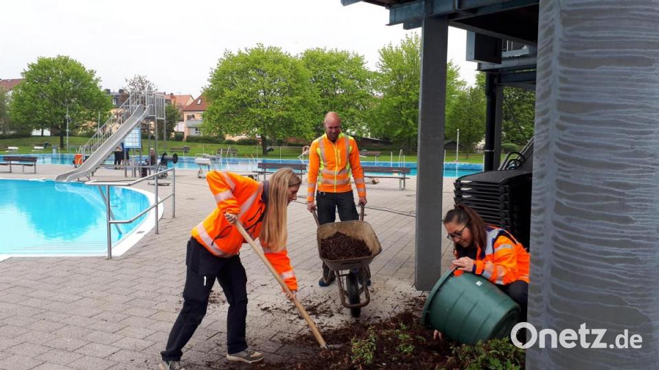Auch die Verteilung der letzten Reste der 40 Kubikmeter Rindenmulch in den Anlagen gehört zu den Arbeiten, die zur Vorbereitung auf den Saisonstart am 20. Mai nötig sind. Bild: pz