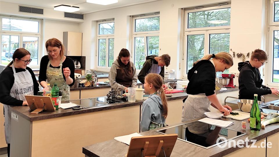 Kinder und Jugendliche nahmen bei einem Kochkurs der Arge Físch teil und lernten mit regionalen Fischarten zu kochen. Bild: Mariya Ransberger/exb