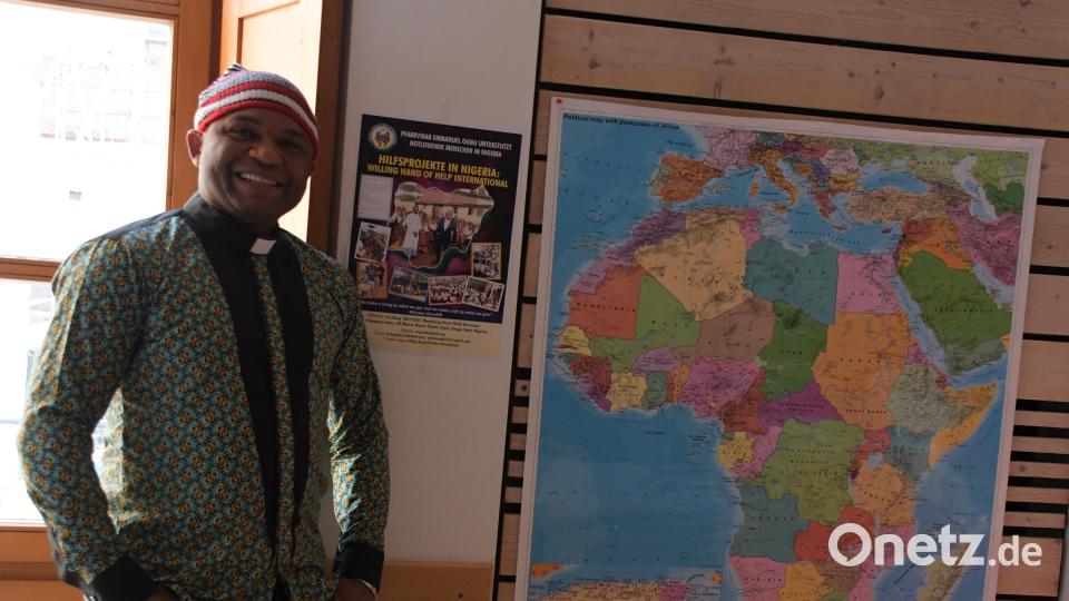 Pfarrvikar Emmanuel Ogbu präsentiert sich in nigerianischer Festkleidung. Bild: Agnes Jonas/exb