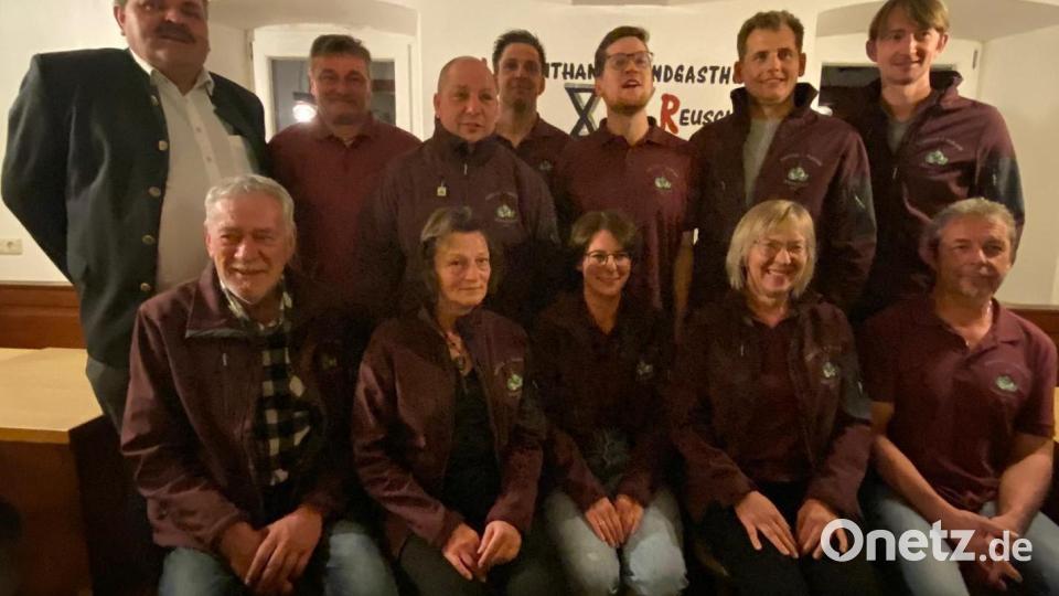 Das ist der neue Vorstand der Eisstockfreunde Hohenthan (sitzend von links): Josef Schedl, Rita Röckl, die neue Vorsitzende Theresa Weigl, Monika Göhl, Wolfgang Brunner sowie (stehend von links) Zweiter Bürgermeister Michael Schedl, Berthold Kraus, Andreas Höfler, Oliver Hubmann, Manuel Hahn, Johannes Hecht und Thomas Hecht. Bild: Eisstockfreunde Hohenthan/exb