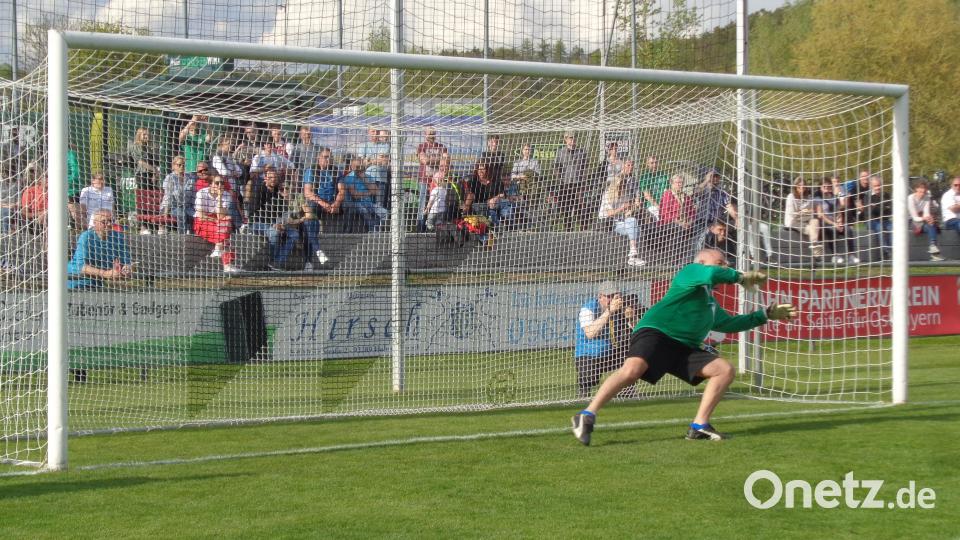 Reinhard Haas, Torwart Legende des 1.FC Rieden beim Elfmeter-Schießen Bild: gau