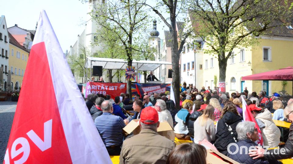 Bei strahlendem Sonnenschein kritisierten Alexander Gröbner (Bild) und die anderen Redner der Maikundgebung am unteren Markt in Weiden der Gewerkschaften soziale Missstände in den Betrieben wie der Bäckerei Brunner und richteten mahnende Worte auch in Richtung der Verantwortlichen für das Gesundheitswesen. Bild: Kunz