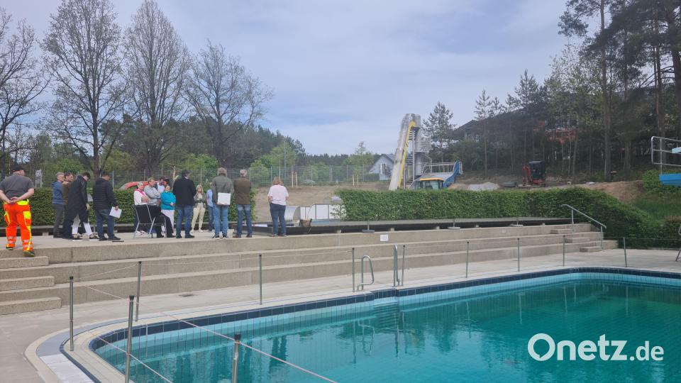 Der Bauausschuss sieht sich die neue Rutsche genau an. Bild: sne