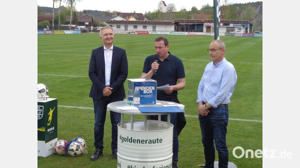 von links: MdL Dr. Harald Schwartz, FC Vorstand Hans Fischer, Bürgermeister Erwin Geitner Bild: gau