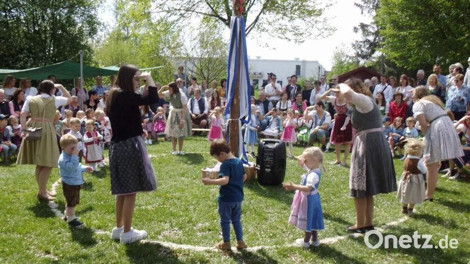 Die Krippenkinder eröffneten die Tanzvorführungen um den Maibaum mit dem „Siebenschritt“. Vorne r.: Stellv. KiTa-Leiterin Laura Rustler. Bild: u