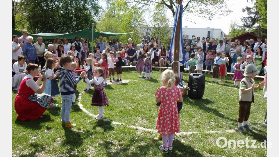 Ob Marschieren, Drehen oder Abklatschen mit den Händen – perfekt demonstrierten die „Sandwichkinder“ den „Hans bleib daou“. Links in der Hocke: Kinderpflegerein Martin Dolles. Sie hatte sämtliche Tänze mit den Kindern einstudiert. Bild: u
