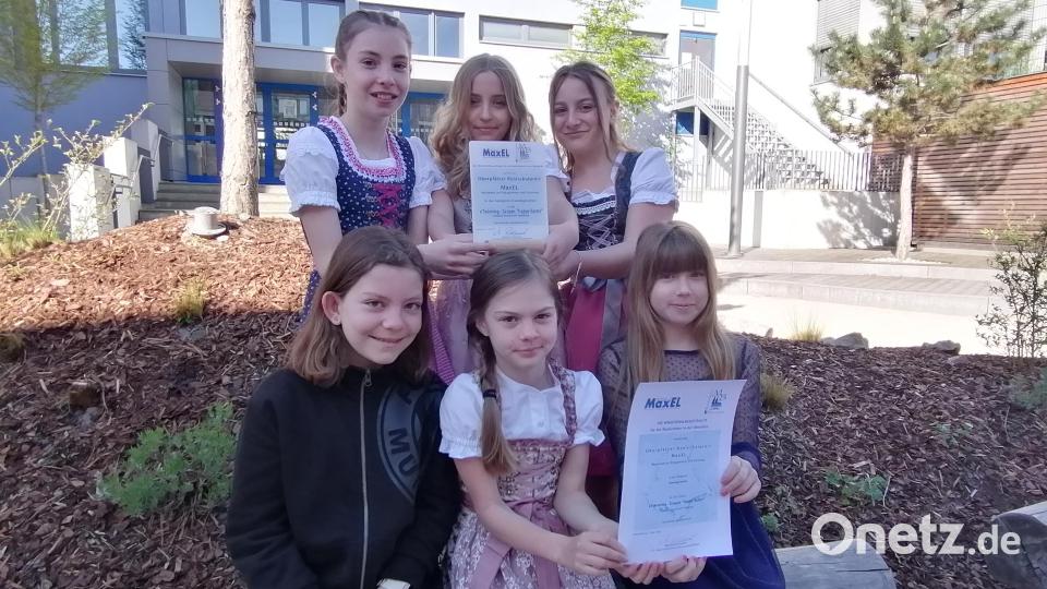 Naabtal-Realschule Nabburg, MaxEL, Tabea Geiß, Leni Hasenkopf, Vroni Kurz (hinten von links), Janine Bäumler, Sarah Schückel, Alena Maier (vorne von links) Bild: wrl