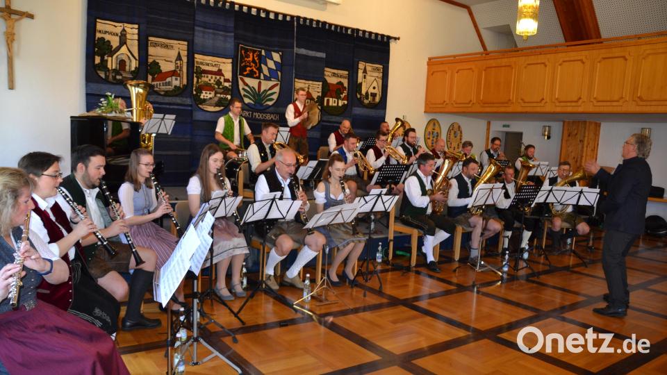 Beim Abschlusskonzert des Blasmusik-Workshops holt Ernst Hutter das Letzte aus den Musikern heraus. Die zahlreichen Zuhörer danken mit einem Riesenapplaus. Bild: gi