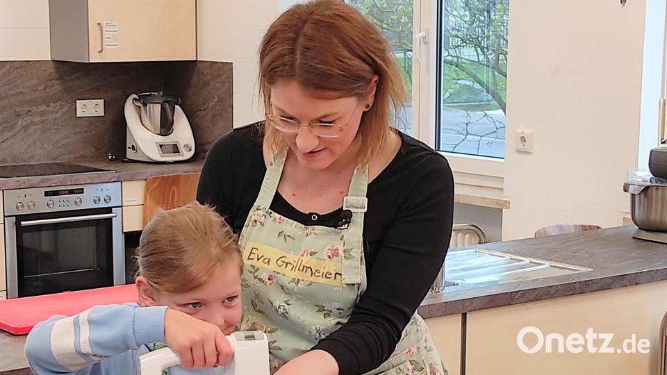 Michaela Geiger (8) hat keine Angst vor den Küchengeräten. Bild: Mariya Ransberger/exb