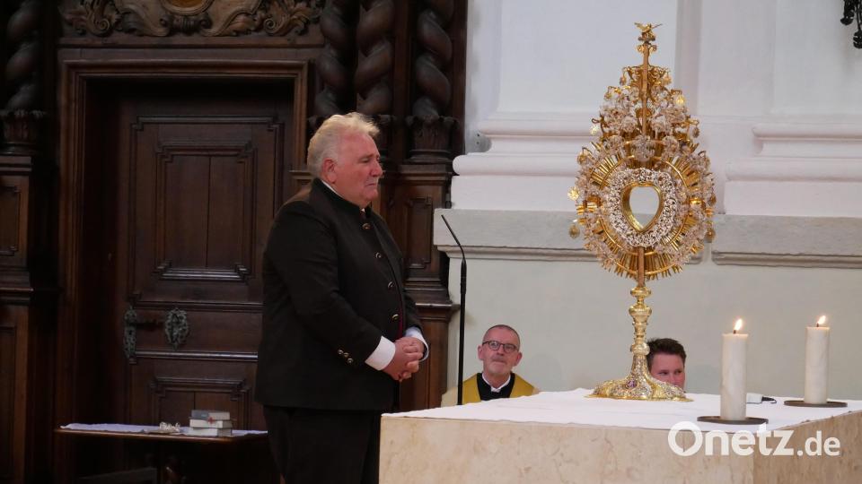 Kreisseniorenbeauftragter Peter Gold bedankte sich bei allen Mitwirkenden und Helfern sowie den örtlichen Seniorenbeauftragten für die umfangreiche Organisation der eindrucksvollen Maiandacht. Bild: hmr