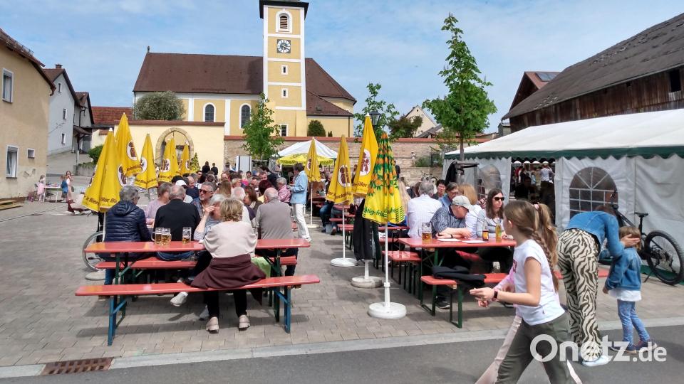 Auf dem Poppenrichter Dorfplatz war jede Menge geboten beim diesjährigen Pfarrfest der Pfarrei St. Michael Poppenricht. Bild: Regina Probst
