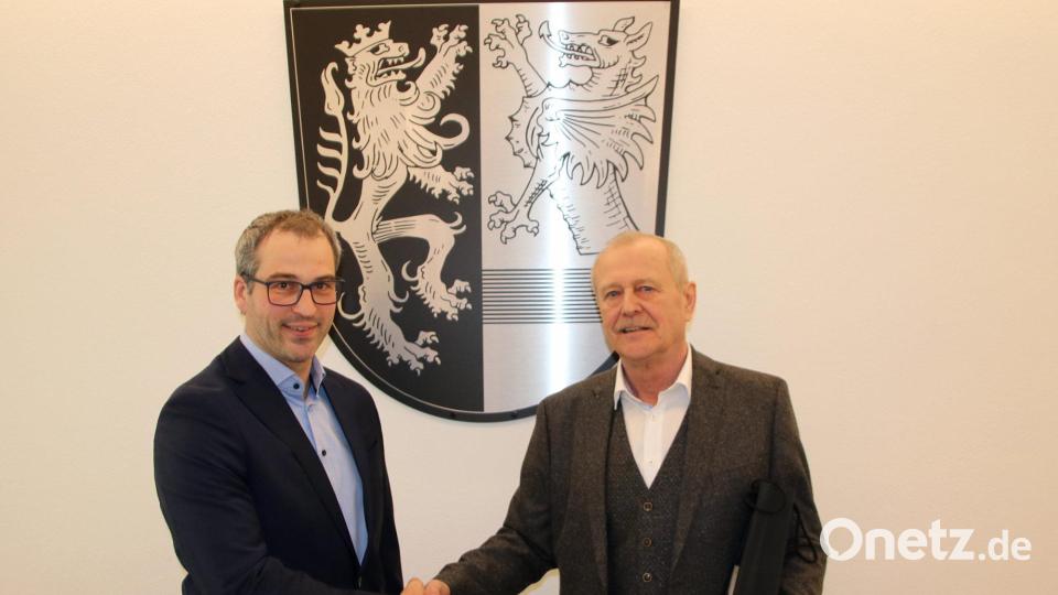 Markus Hösl (links) folgt auf Hans Prucker als Eska-Geschäftsführer. Bild: Fabian Polster/Landratsamt Tirschenreuth/exb