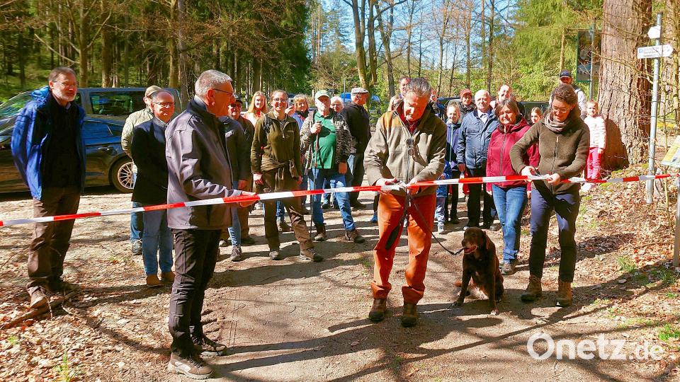 Mit dem Durchschneiden eines rot-weißen Bandes durch (von links) Bürgermeister Oskar Schuster, den Vorsitzenden des Naturparks Steinwald, Eberhard Freiherr von Gemmingen-Hornberg, und Naturpark-Geschäftsführerin Elisabeth Frank wurde auch der an den Rastplatz Zimmerplatz angeschlossene vier Kilometer lange Rundweg für Wanderer und Radfahrer offiziell freigegeben. Bild: bsc