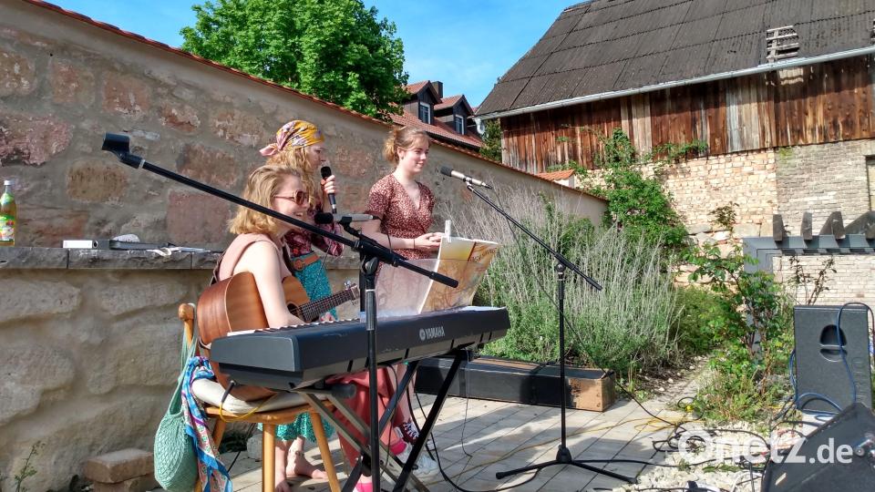 Die Schwestern Elisa und Amelie Probst (links) plus Paula Nerb (rechts) nutzten die &quot;Open Stage&quot;. Bild: Regina Probst