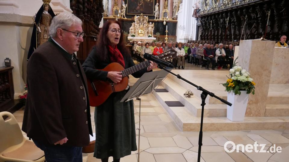 Mit gefühlvoll vorgetragenen Marienliedern leistete das Bad Neualbenreuther Zwio Monika Kunz und Franz Danhauser einen maßgeblichen Beitrag zum Gelingen der stimmungsvollen Maiandacht. Bild: hmr