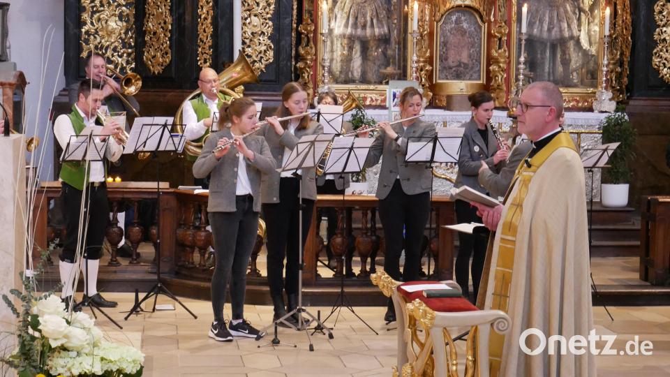 Mit musikalischer Begleitung durch die Stiftländer Jugend-und Blaskapelle unter der Leitung von Stephan Sölch zelebrierte Dekan und Stadtpfarrer Dr. Thomas Vogl die bewegende Maiandacht in der Basilika. Bild: hmr