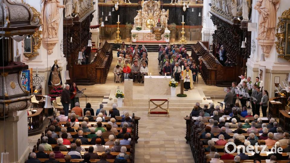 Ein eindrucksvolles Bild bot die vollbesetzte Basilika bei der feierlichen Kreisseniorenmaiandacht. Es wurden sogar extra noch Stühle aufgestellt. Bild: hmr
