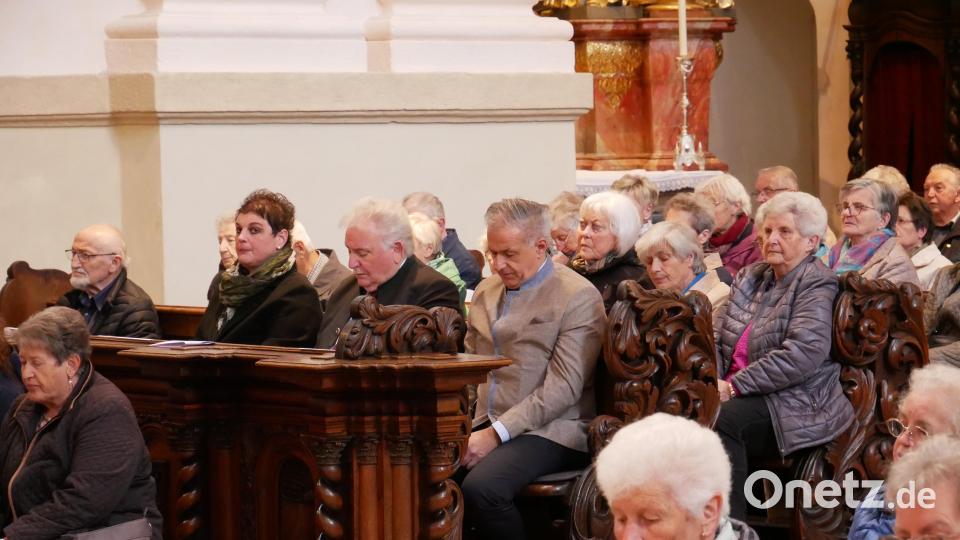 Auch Landrat Roland Grillmeier nahm mit dem Kreisseniorenbeauftragten Peter Gold und Anja Dubrowski (von rechts in der ersten Bankreihe links) von der Seniorenfachstelle des Landratsamtes teil. Der weitere Mitarbeiter der Fachstelle, Tobias Gabel, wirkte in der Stiftländer Jugend- und Blaskapelle mit. Bild: hmr