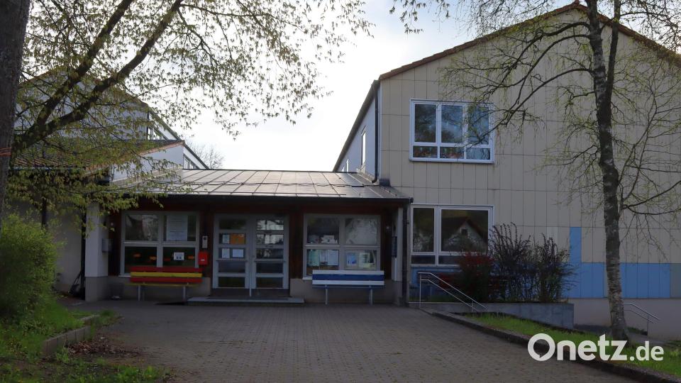Der Eingang der Schule in Neukirchen führt in Zukunft vielleicht in einen Wohn - und Geschäftskomplex, für den es viele Ideen gibt. Bild: mfh