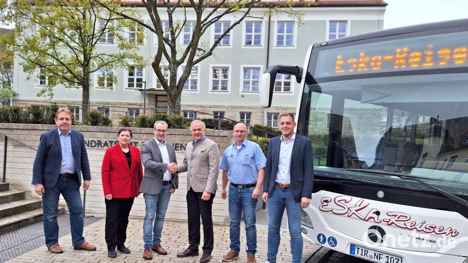 Zur Begrüßung des neuen Eska-Geschäftsführers waren (von links) ÖPNV-Verantwortlicher Jürgen Kreuzer, Regierungsdirektorin Regina Kestel, der neue Geschäftsführer Markus Hösl, Landrat Roland Grillmeier, Werner Hederer (Betriebsratsvorsitzender Eska) sowie Kreiskämmerer Manuel Enders dabei. Bild: Fabian Polster/Landratsamt Tirschenreuth/exb