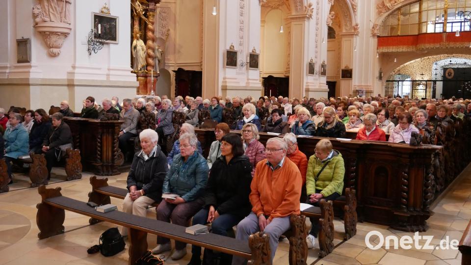 Fast bis auf den letzten Platz war die Basilika bei der Kreisseniorenmaiandacht besetzt. Bild: hmr