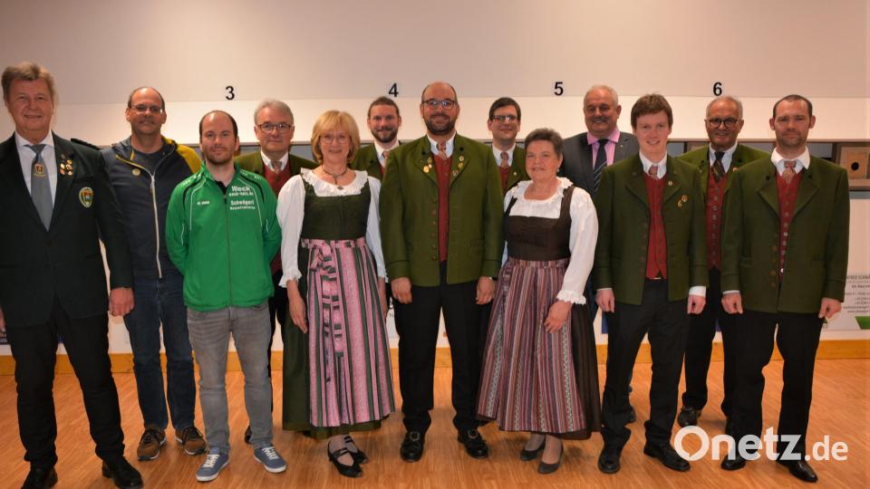 Mit dieser neuen Mannschaft geht der Schützenverein „Eichenlaub“ Königshütte in die kommenden drei Jahre. Mit dabei sind (von links) Gauschützenmeister Manfred Zölch, Michael Vogl, Daniel Richter, Monika Paschke, Peter Härtl, Vorsitzender Johannes Kirchner, Matthias Menzel, Marcella Härtl, Bürgermeister Johann Burger, Julian Männer, Eberhard Kirchner und Thorsten Härtl. Bild: jr