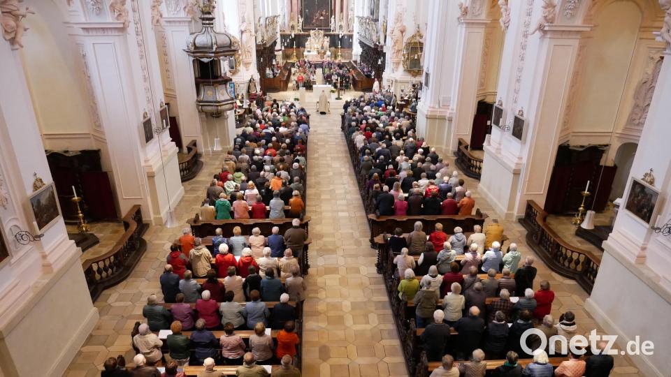 Alle Sitzplätze einschließlich der zusätzlich aufgestellten Stühle im Chorraum waren bei der Kreisseniorenmaiandacht in der Basilika von den über 500 Teilnehmern aus dem gesamten Landkreis besetzt. Bild: hmr