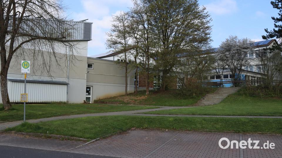 Das Schulareal mit der Turnhalle links im Bild. Für deren Nachnutzung gab es viele Ideen, vom Fitnessstudio bis zur Multifunktionshalle für Vereine. Bild: mfh
