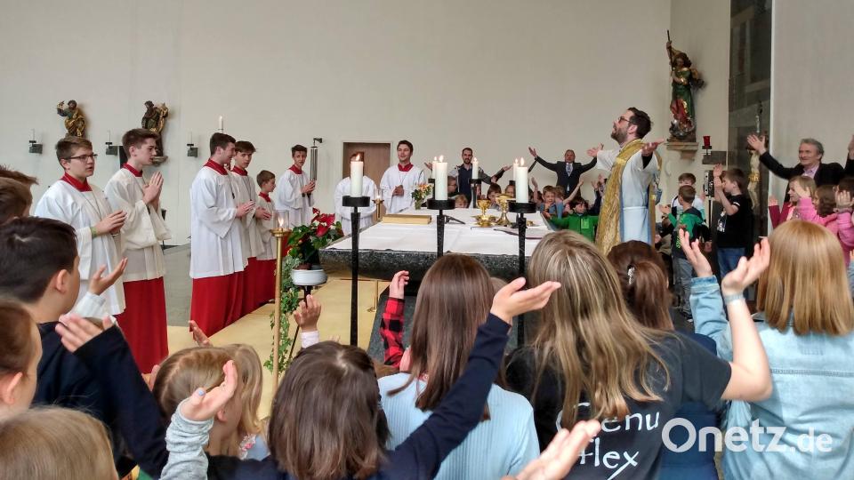 Gemeinsam feierte die Pfarrei Gottesdienst. Bild: Regina Probst