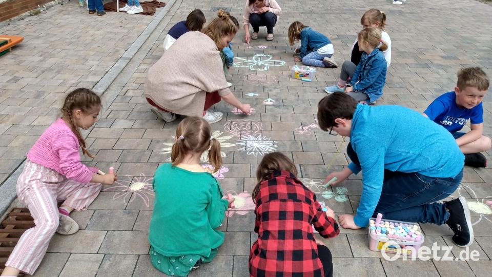 Die Kinder durften die Straße und den Gehweg bemalen. Bild: Regina Probst