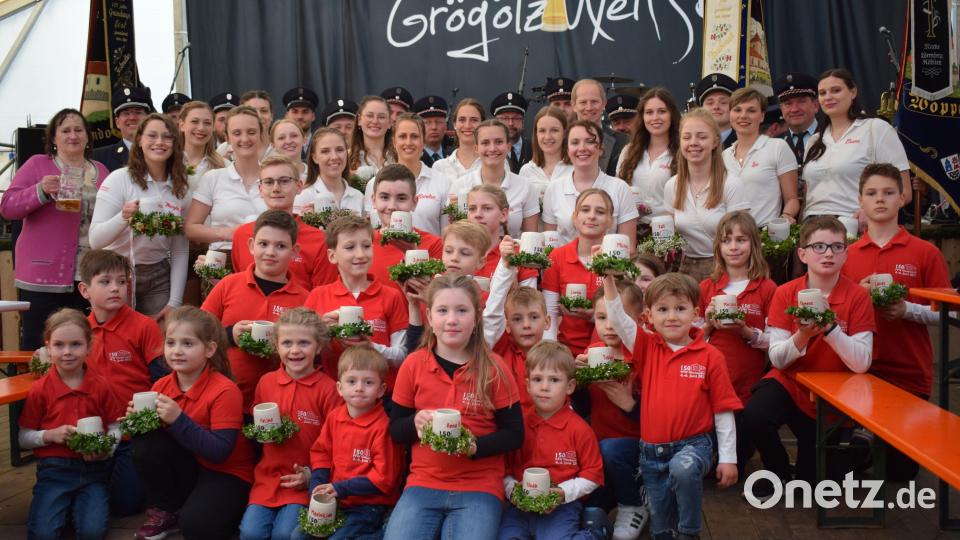 Mit Begeisterung feierten die 18 Festdamen und 23 Festkinder den150. Geburtstag ihrer Feuerwehr. Bild: bnr
