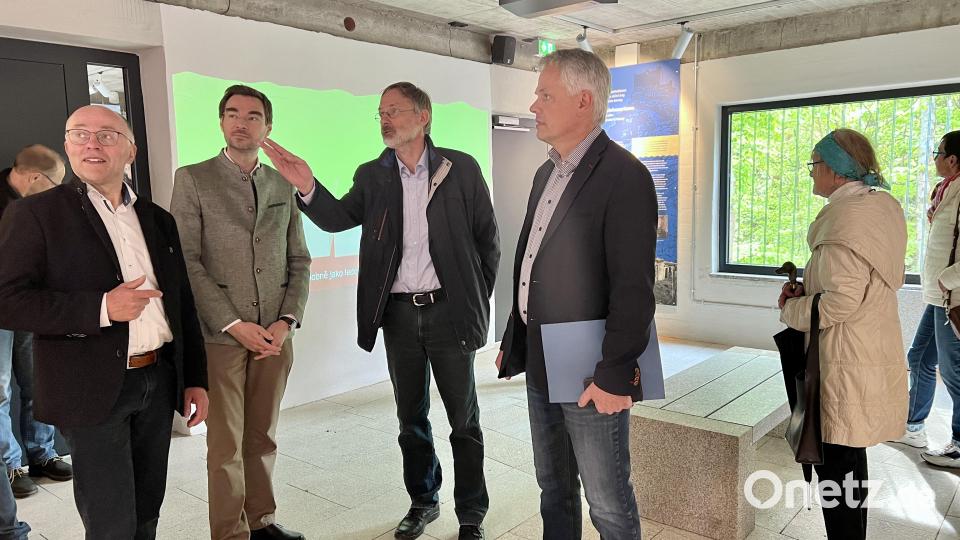 Der Geschäftsführer des Geoparks, Dr. Andreas Peterek (Mitte), erläutert das Konzept der Dauerausstellung; nicht nur Bürgermeister Thomas Meiler (rechts), auch MdL Stephan Oetzinger und der stellvertretende Landrat Albert Nickl zeigen sich erfreut über das gute Ende des Projektes. Bild: Eichl