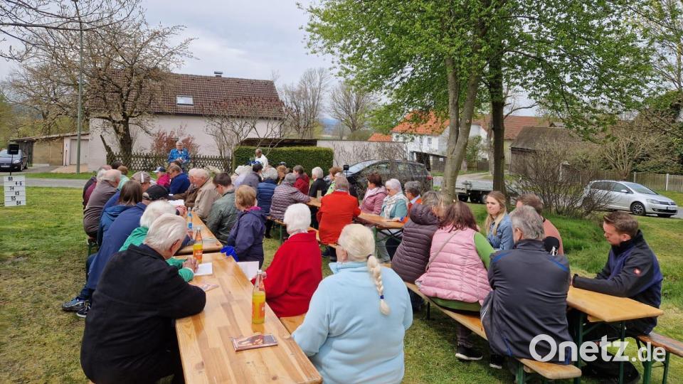 Nach der Maiandacht versorgte die Dorfgemeinschaft Altmugl die Teilnehmenden mit Kaffee, Kuchen sowie Getränken und Gegrilltem. Bild: Schmeller/exb