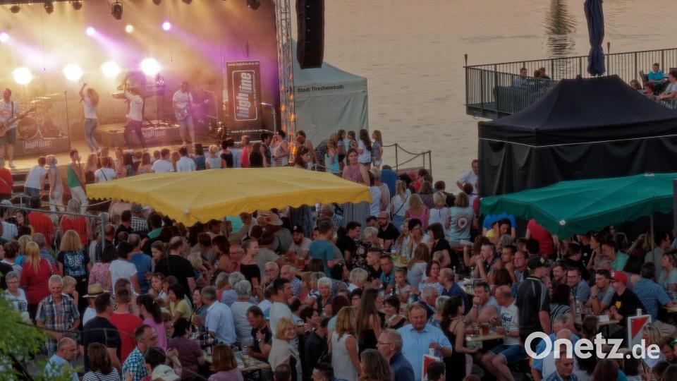 Die Partyband „Highline“ bereitete 2019 die Besucher des Kultur-Sommers auf die finale Lasershow in der Nacht vor. Auch heuer soll diese am 24. Juni wieder ein faszinierendes Spektakel werden. Archivbild: tr