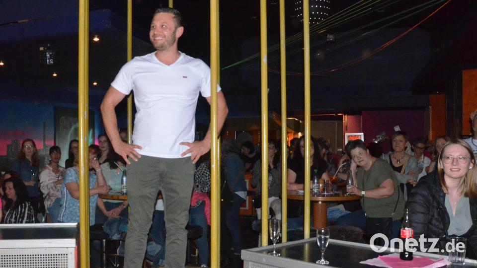 &quot;Ich mähe alles!&quot; Ein Prachtbursche in seinem Käfig und ein echtes Schnäppchen. Bürgermeister Ernst Lenk geht für 70 Euro weg. Bild: Kunz