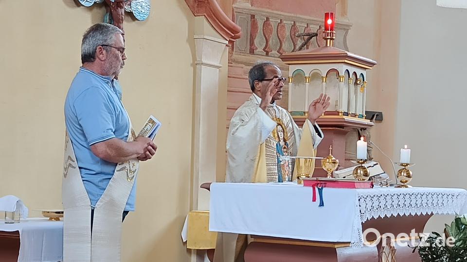 Pfarrer George Parankimalil und Diakon Georg Lindner (links) am Altar. Bild: Wolfgang Plonner/exb