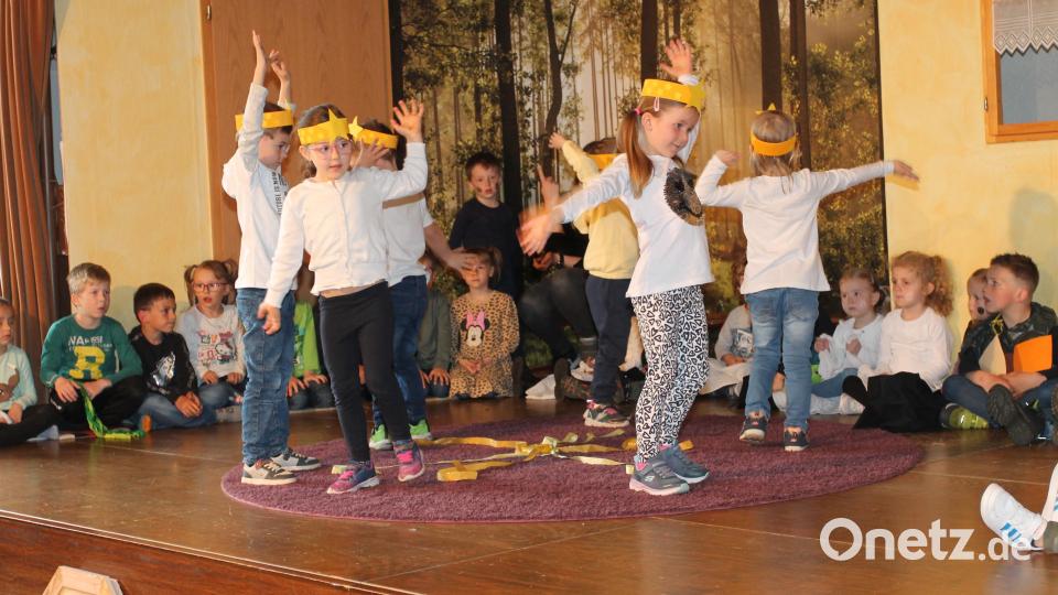 Mit dem &quot;größten Geschenk&quot; beschreiben die Mädchen und Jungen die Schöpfungsgeschichte. Bild: pi
