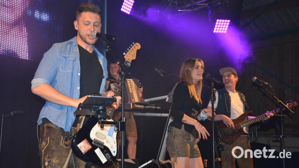 Gastierten zum zweiten Mal in Pleußen beim dortigen Hallenfest, die niederbayerische Partyband „Pröllergeisda“. Bild: jr