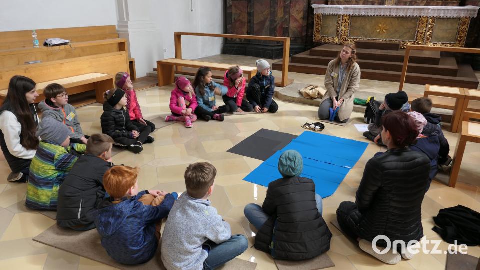 Kim Schudnagis, Studierende der FakS2, legte mit den Kindern ein Bodenbild nach der Kett- Methode zu den einzelnen Schöpfungstagen. Bild: Schwarzmann