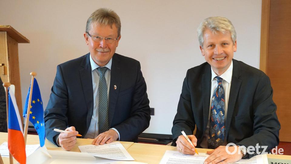 Alfred Wolf und Prof. Dr. Clemens Bulitta bei der Vertragsunterzeichnung Bild: Misch/OTH Amberg-Weiden