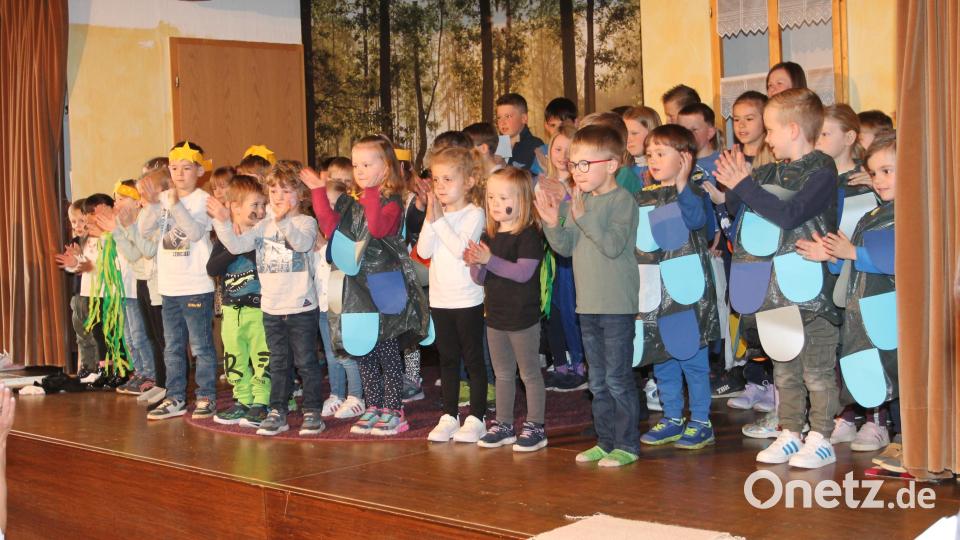 Mit dem &quot;größten Geschenk&quot; beschreiben die Mädchen und Jungen die Schöpfungsgeschichte. Bild: pi