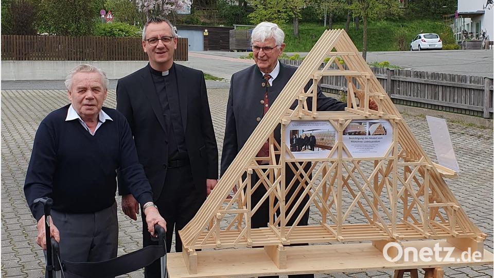 Zimmermeister Josef Hauer, Domkapitular Daniel Reichel und Ambergs Zimmermeister Karl Müller (von links) präsentieren das Querschnittmodell des Münchner Liebfrauendoms in Parkstein bei seiner Übergabe. Bild: ads