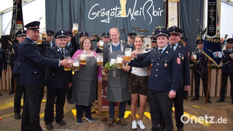 Die Schirmherrin Marianne Schieder und Ehrenschirmherr Konrad Kiener stießen mit den Führungskräften der Feuerwehr Glaubendorf auf ein gutes Gelingen der Feier zum 150-jährigen Bestehen an. Bild: bnr